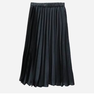 Black pleated skirt